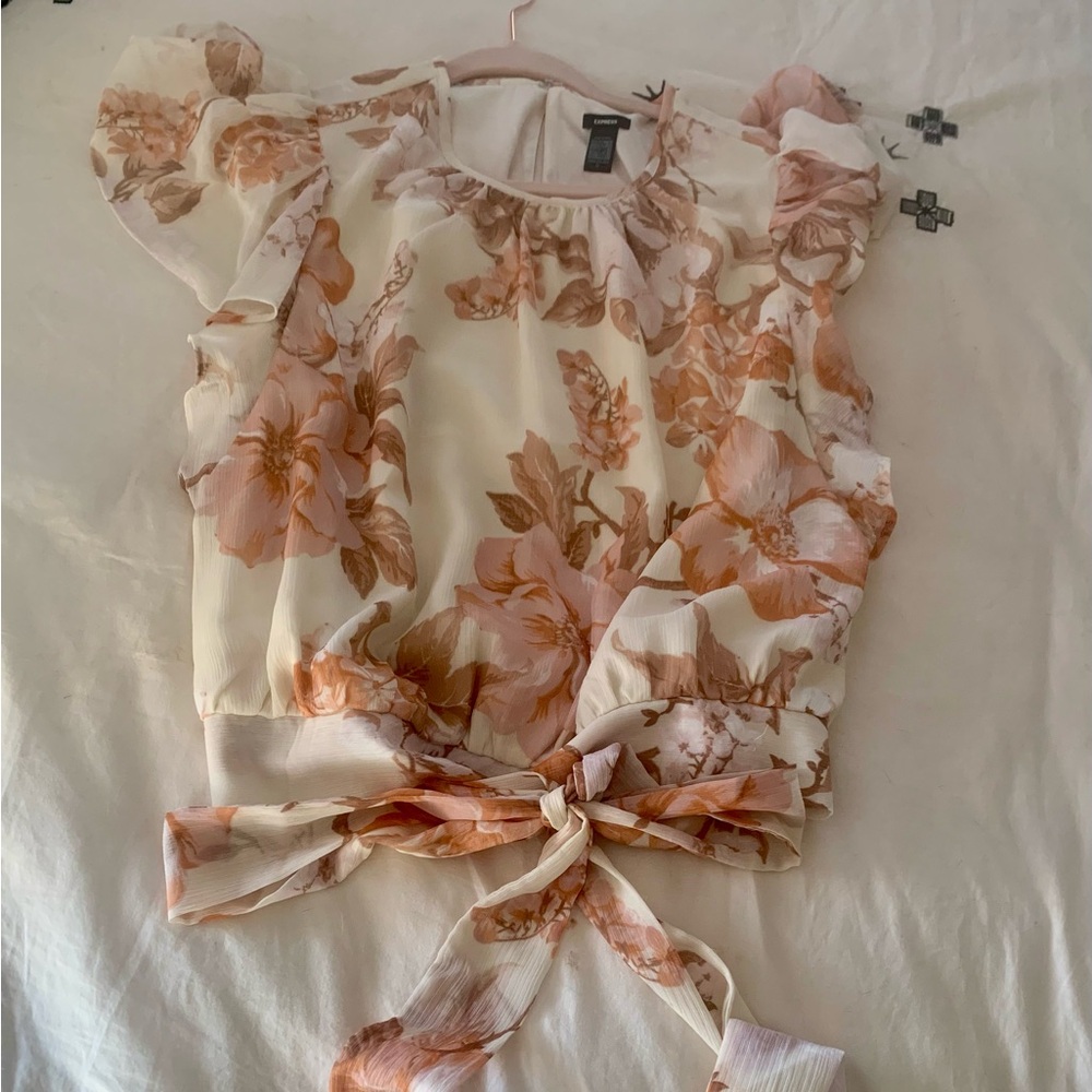 BNWOT Express Flutter Sleeve Floral Top